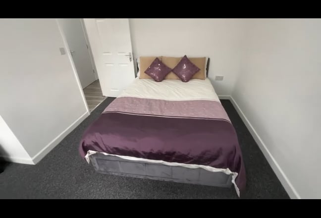 2 bed self contained flat short stay near station  Main Photo