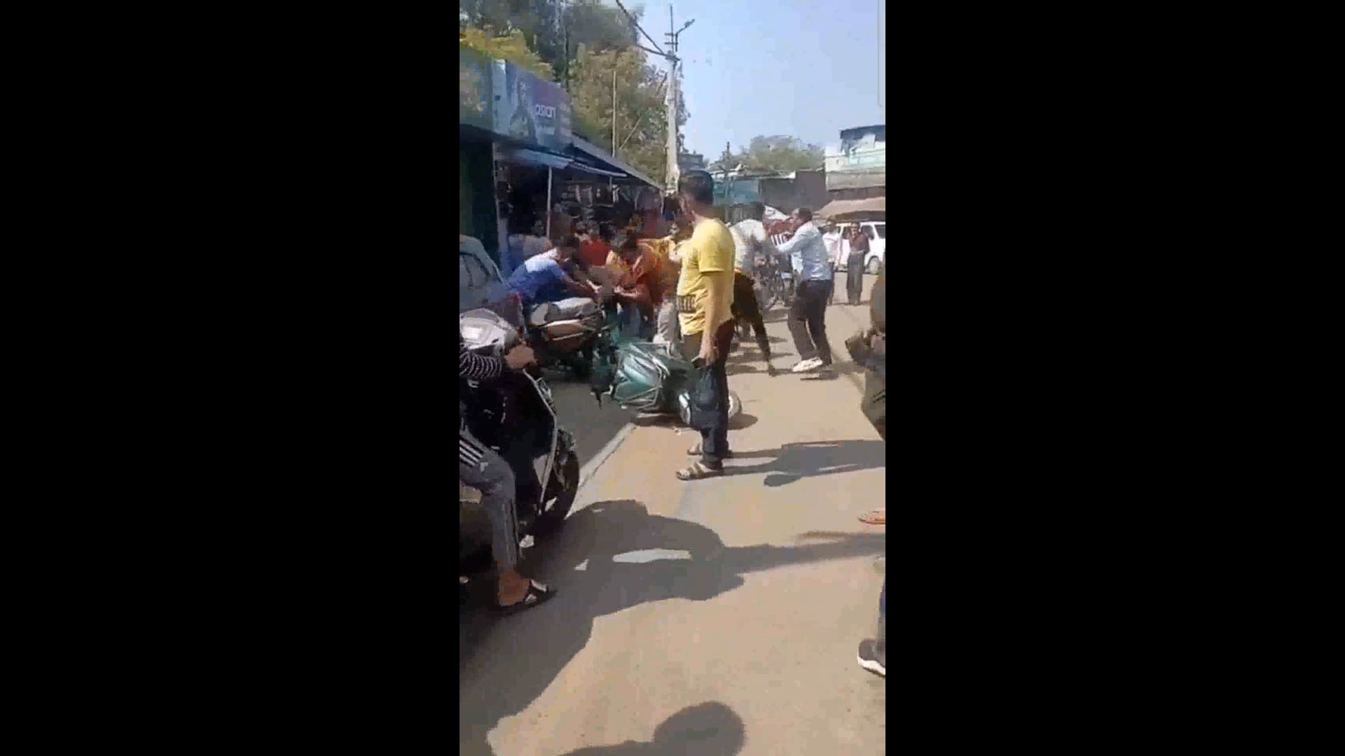 झांसी बबीना में बाइक सवार युवकों के दो गुटों की मारपीट, वीडियो वायरल
