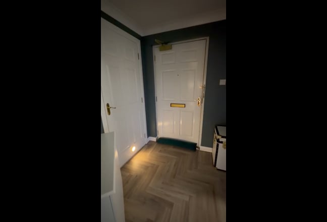 Double bed with ensuite bathroom and parking  Main Photo