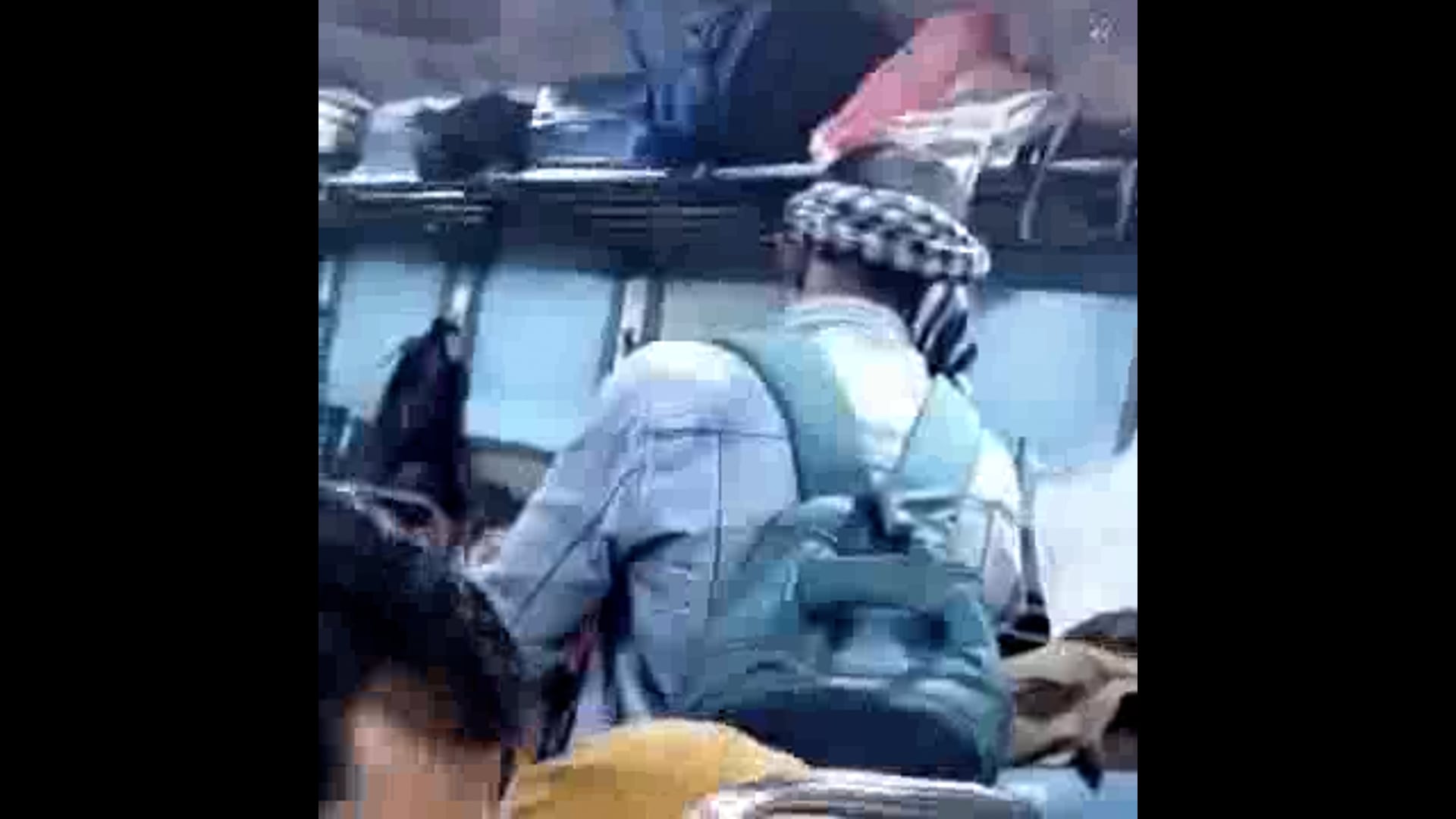 लखनऊ से झाँसी की ओर आने वाली 11110 इंटरसिटी एक्स्प्रेस में खुलेआम गुटखा अवैध वेंडर द्वारा बेचा जा रहा वो भी दोगुने दामों