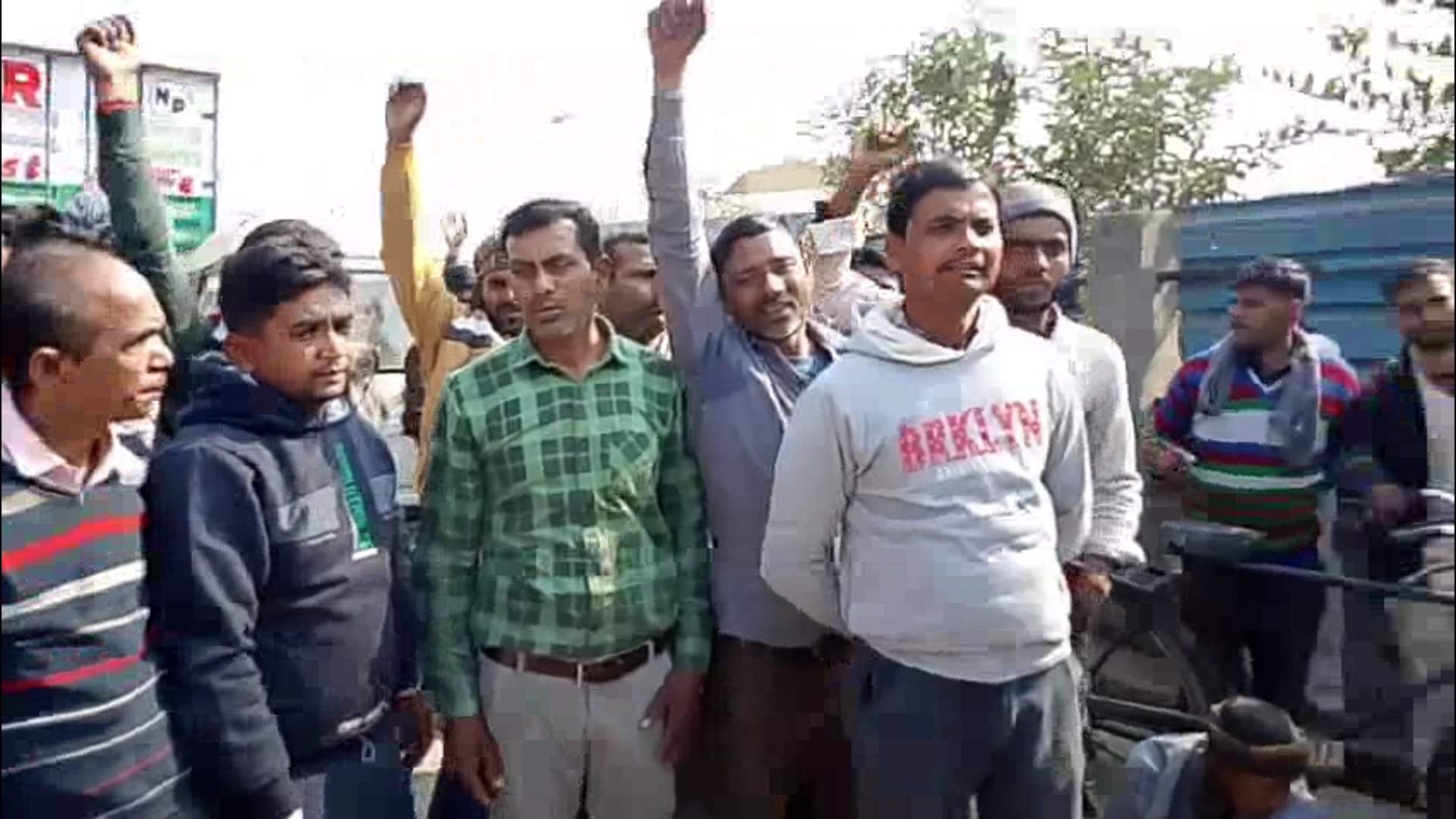 शाहजहांपुर तिलहर चीनी मिल में कर्मचारी धरना प्रदर्शन करते हुए