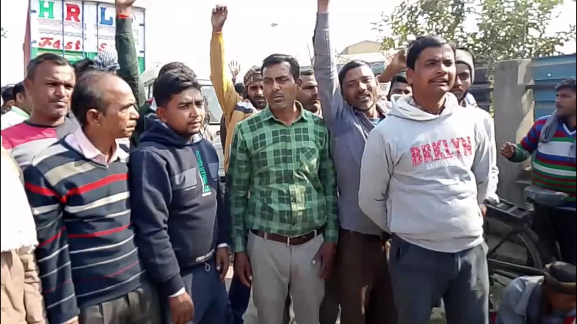 शाहजहांपुर तिलहर चीनी मिल में कर्मचारी धरना प्रदर्शन करते हुए