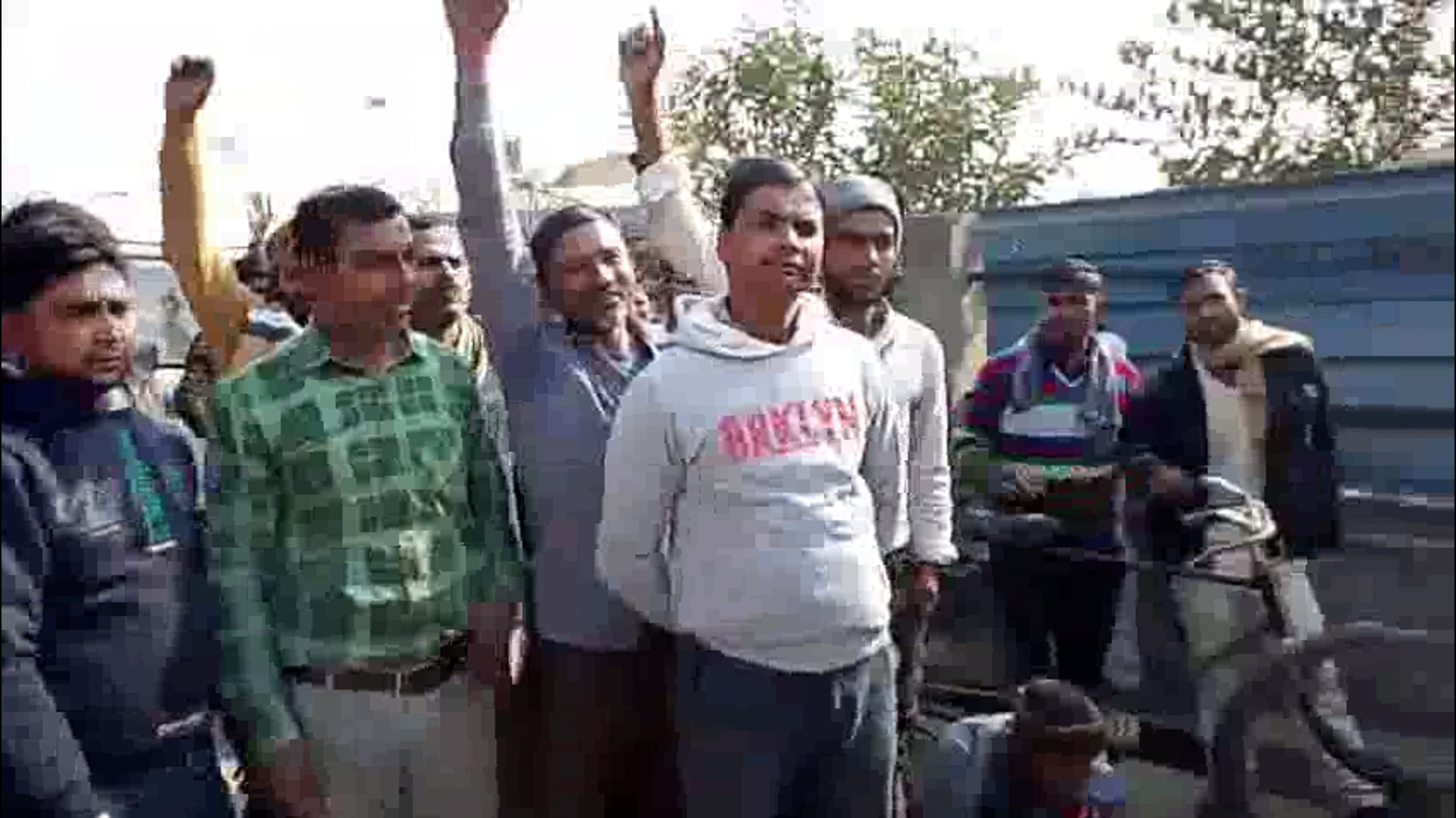 शाहजहांपुर तिलहर चीनी मिल में कर्मचारी धरना प्रदर्शन करते हुए