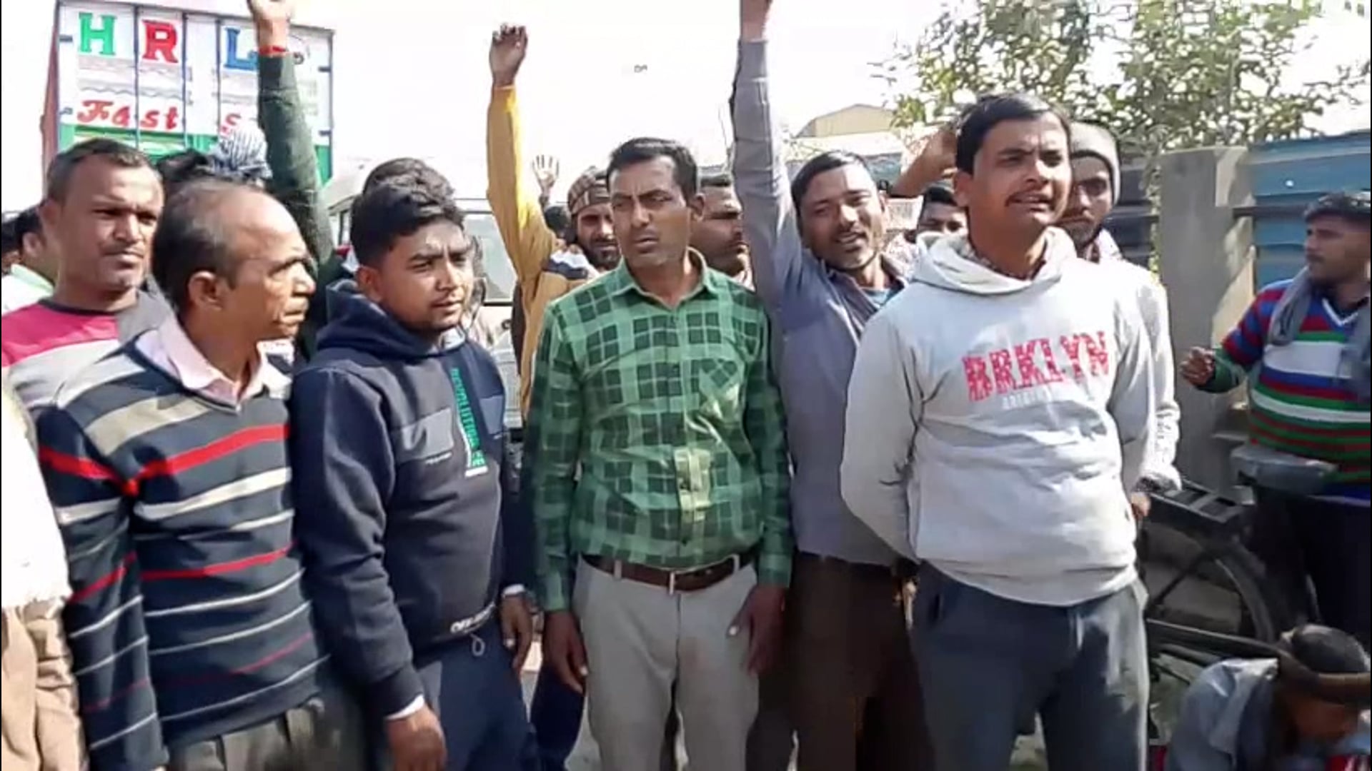 शाहजहांपुर तिलहर चीनी मिल में कर्मचारी धरना प्रदर्शन करते हुए