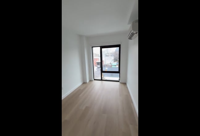 Private room and en-suite in new elevator building Main Photo