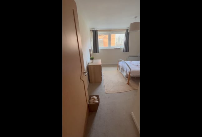 Room for Rent in a 2 bed apartment Main Photo