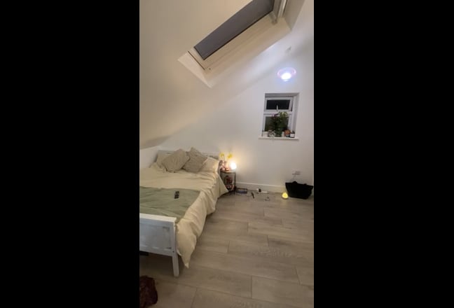 Large  Double Room Available in  Spacious House Main Photo