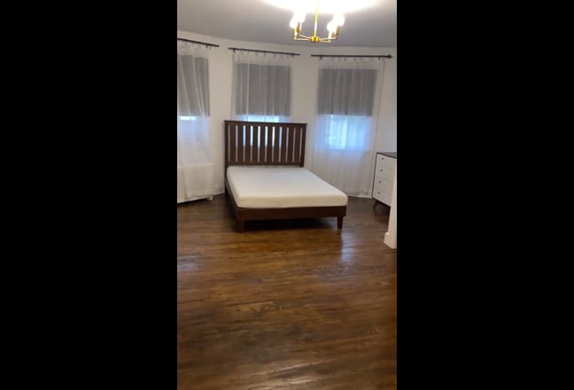 Looking for a female roommate Main Photo