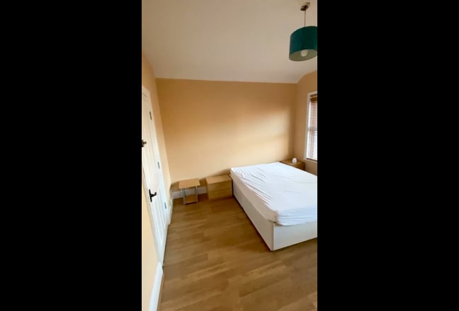 Modern refurb proff house. Bills inc & cleaner Main Photo