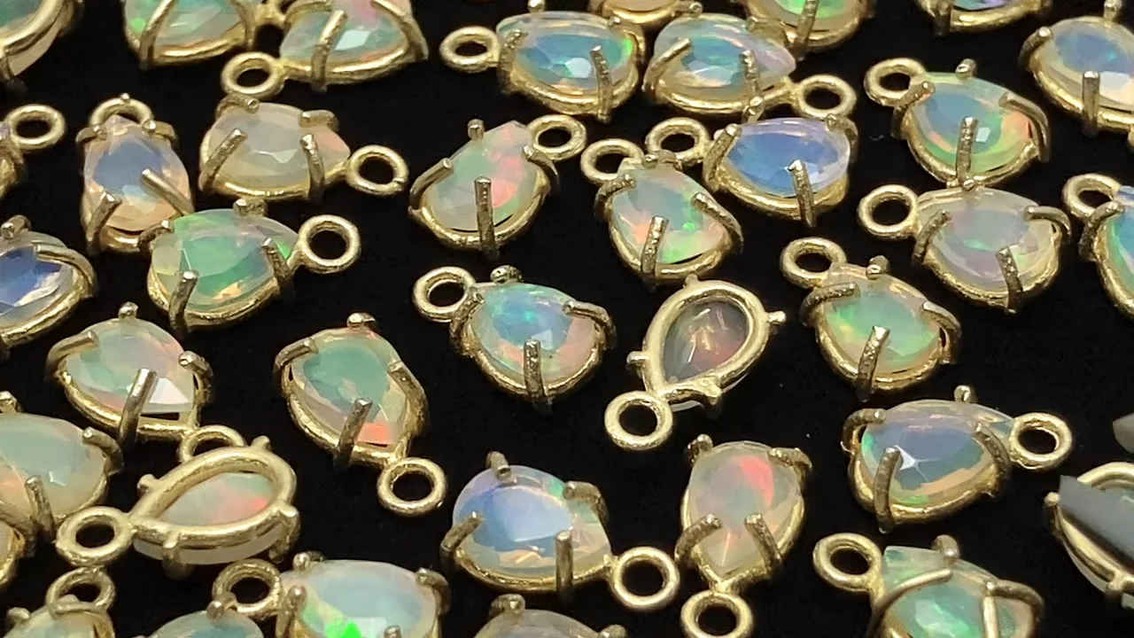 エチオピア産オパール 枠留めペアシェイプファセットカット6×4mm 18KGP