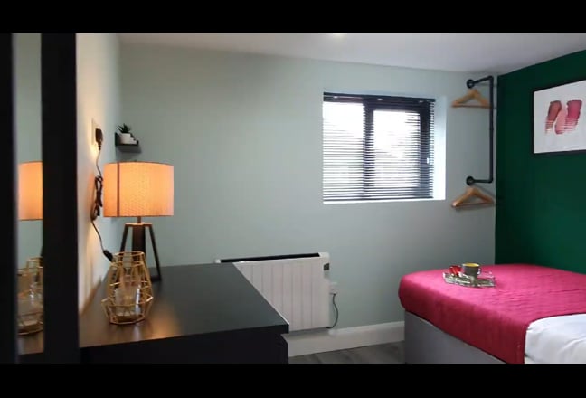 En suite Room , Bills Included , OL9  Main Photo