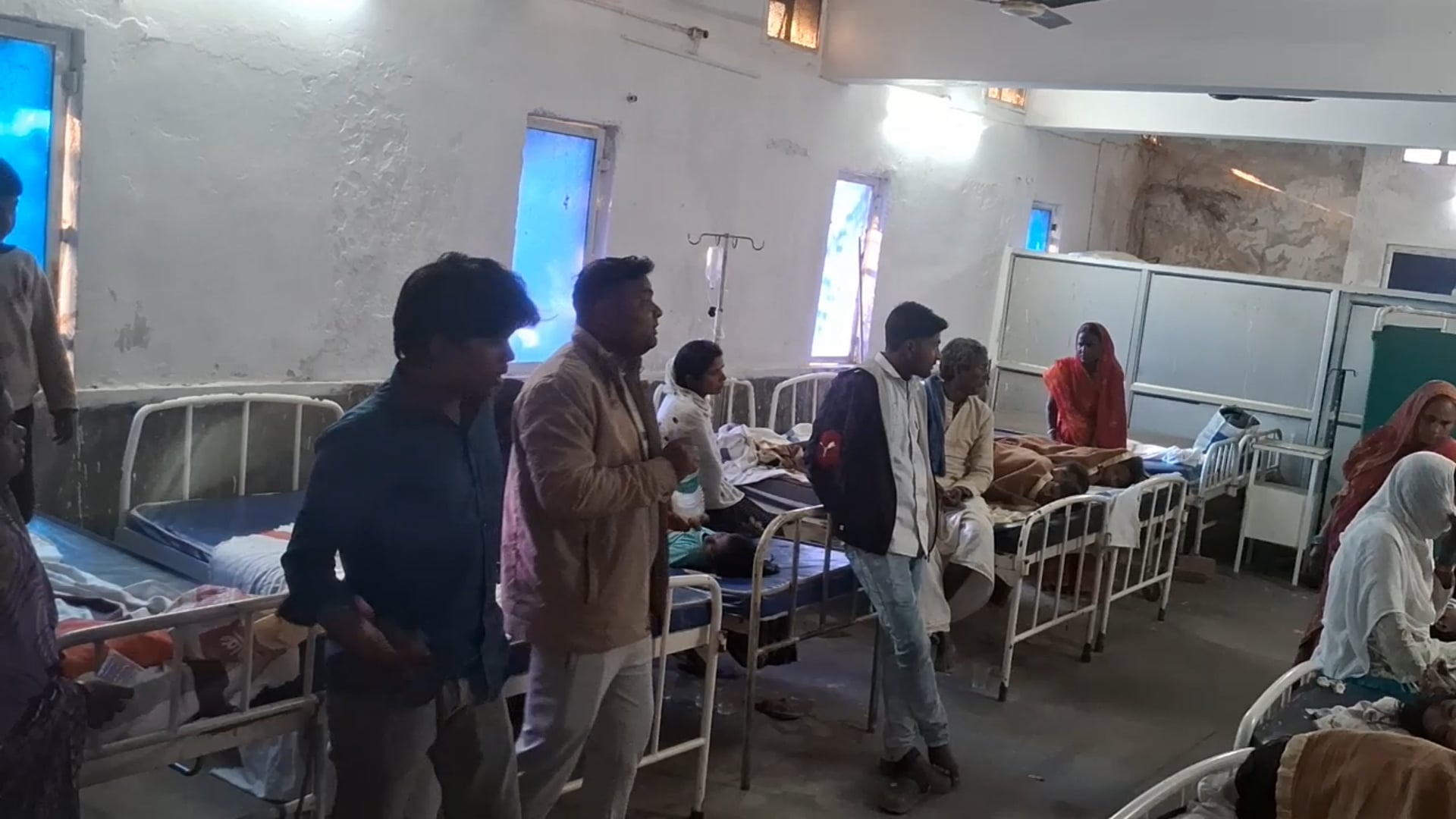 राजकीय प्राथमिक बिद्यालय अहरार पिपरा व आंगनवाड़ी केंद्र संख्या 67 के बच्चे एल्मेडाजोल की दवा खाने से हुए बीमार, 