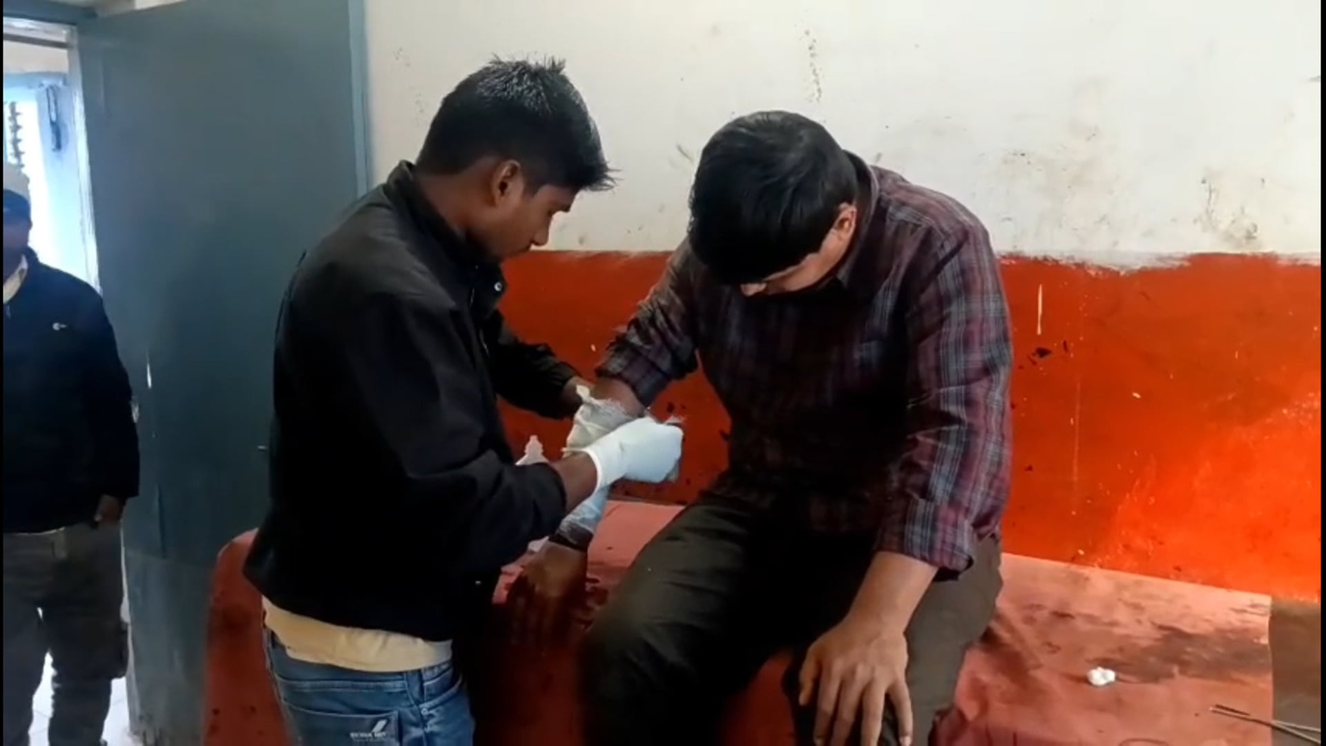 सड़क दुर्घटना में तीन युवक घायल, एक की हालत गंभीर।