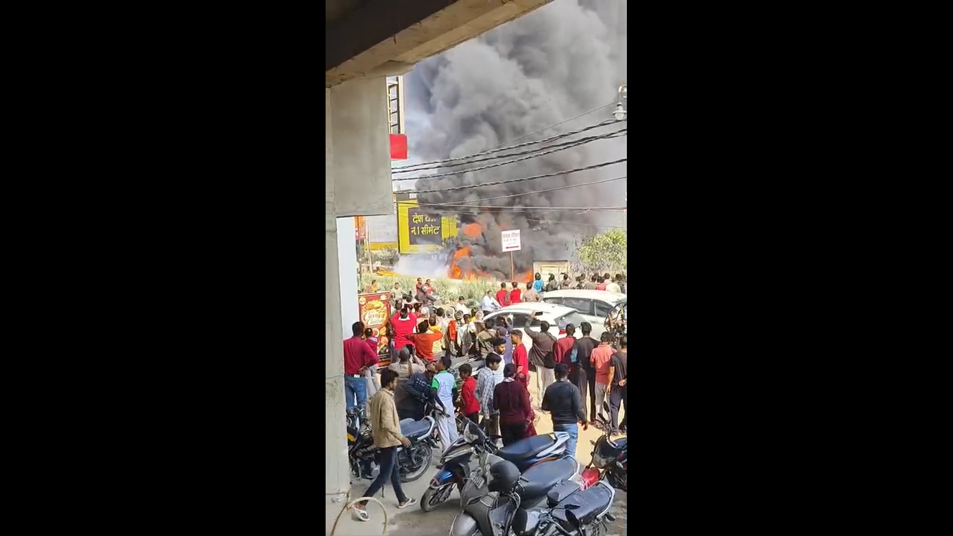 ▶️......अयोध्या
देवकाली इलाके के साकेतपुरी कॉलोनी में सड़क किनारे रखी पाइप में लगी भीषण आग।
पास में ही पेट्रोल पंप भी है।
मौके पर पहुंची फायर ब्रिगेड।
अयोध्या कोतवाली क्षेत्र का मामला