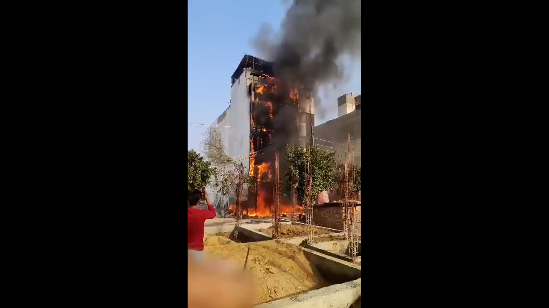 ▶️......मथुरा - वृंदावन में आज जिस सिद्धि विनायक होटल का उदघाटन हुआ है,उसमें आज ही आग भी लग गयी
अंदर फंसे 30 से ज्यादा लोगों को जैसे तैसे बाहर निकाला गया 
करीब 6 लोग झुलस गए हैं