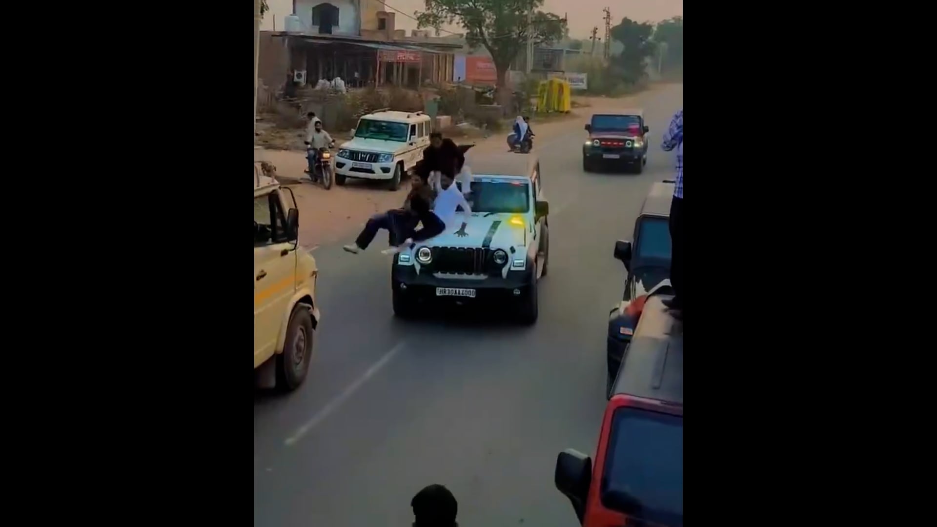 *आमतौर पर कहा जाता है कि नशा सिर चढ़कर बोलता है। लेकिन यहां तो नशा कार पर चढ़कर बोल रहा है साहब....*

नशा मुक्ति केंद्र से पहले ऐसे रीलबाजो से मुक्ति का पुनर्वास केंद्र खोलना चाहिए