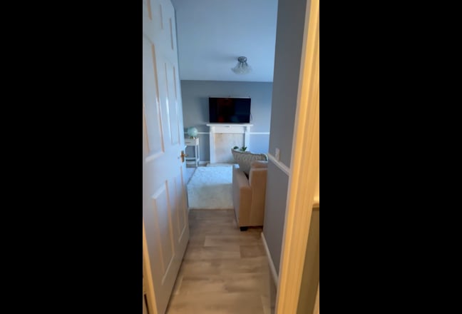 Specious Double Room in a Riverside flat Main Photo