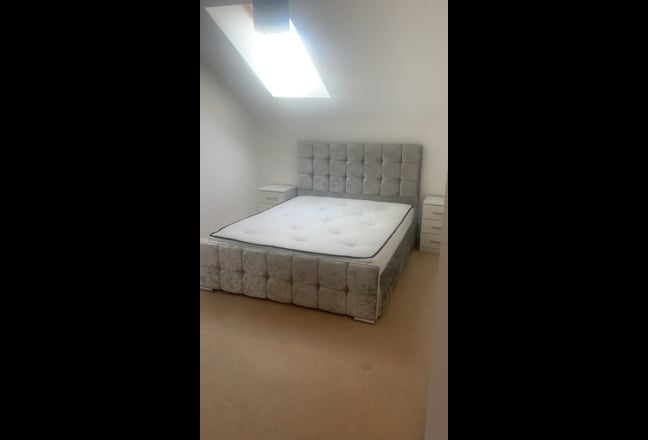 Spacious double room in penthouse apartment Main Photo