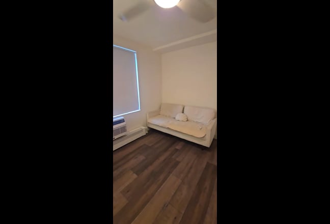 Room for rent in 932 sq ft luxury apt Main Photo