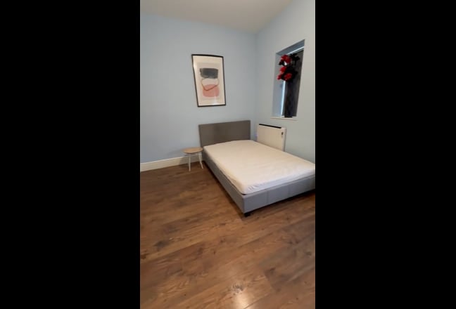 En suite Room , Bills Included , OL1  Main Photo