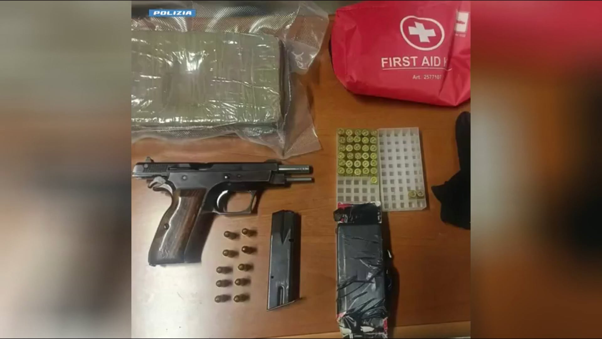 Spaccio a Bologna: due arresti, sequestrati pistole e otto chili di droga