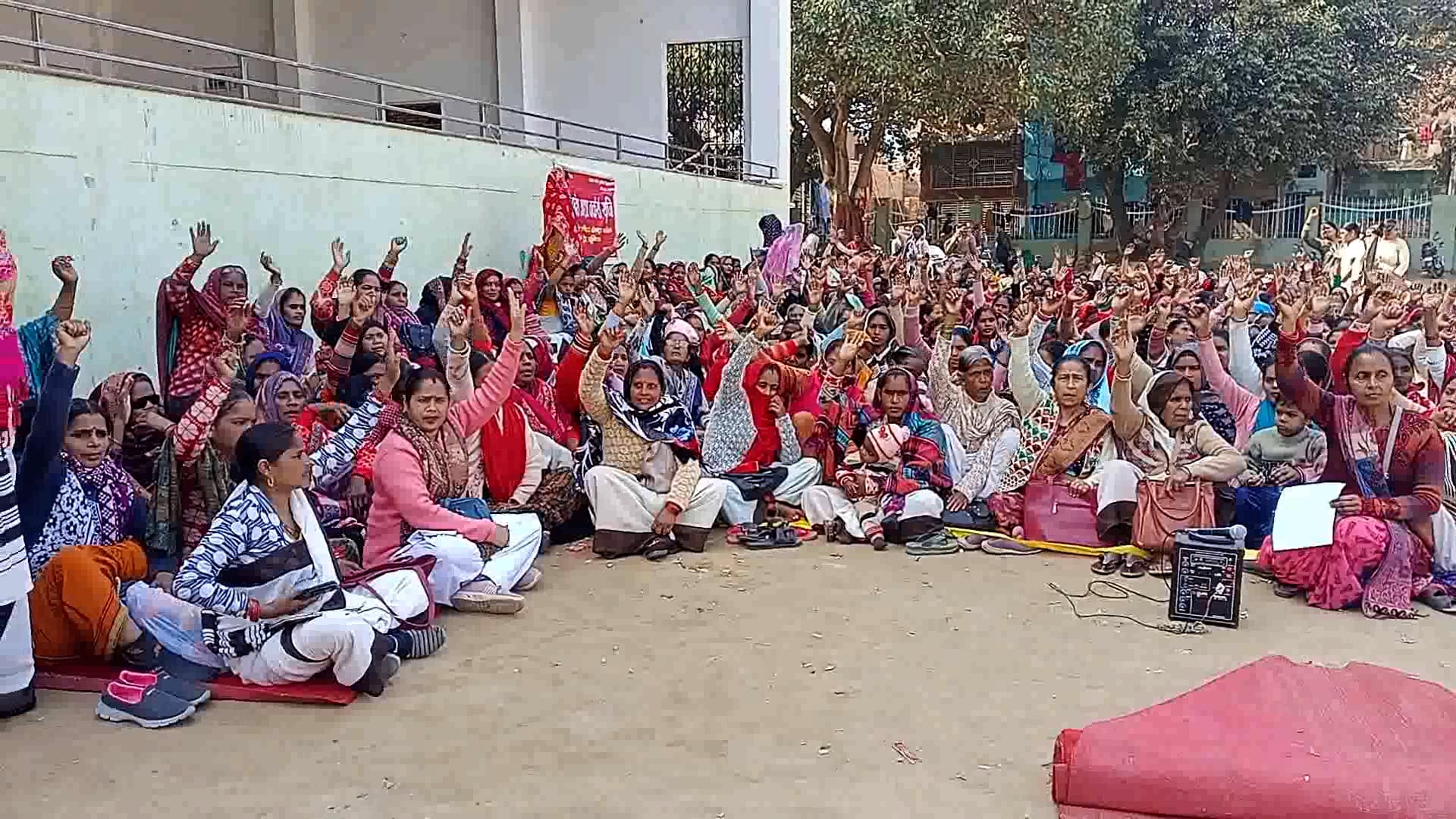 शाहजहांपुर  रामलीला ग्राउंड में आशा वर्कों का 3 दिन से धरना प्रदर्शन चल रहा है लेकिन प्रशासन का कोई अधिकारी मिलने नहीं आ
