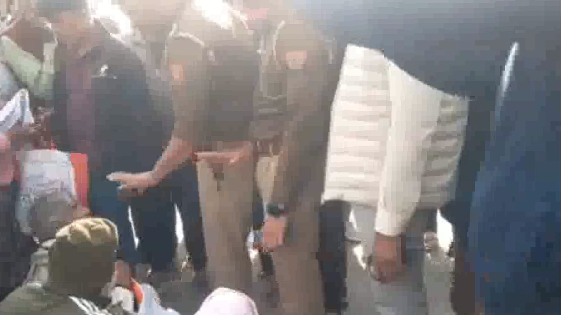 मारपीट के आरोप में गरमाया माहौल शहीद पुष्पेंद्र के परिजनों ने सौंख–गोवर्धन मार्ग पर लगाया जाम, प्रधान व साथियों पर गंभीर आरोप।