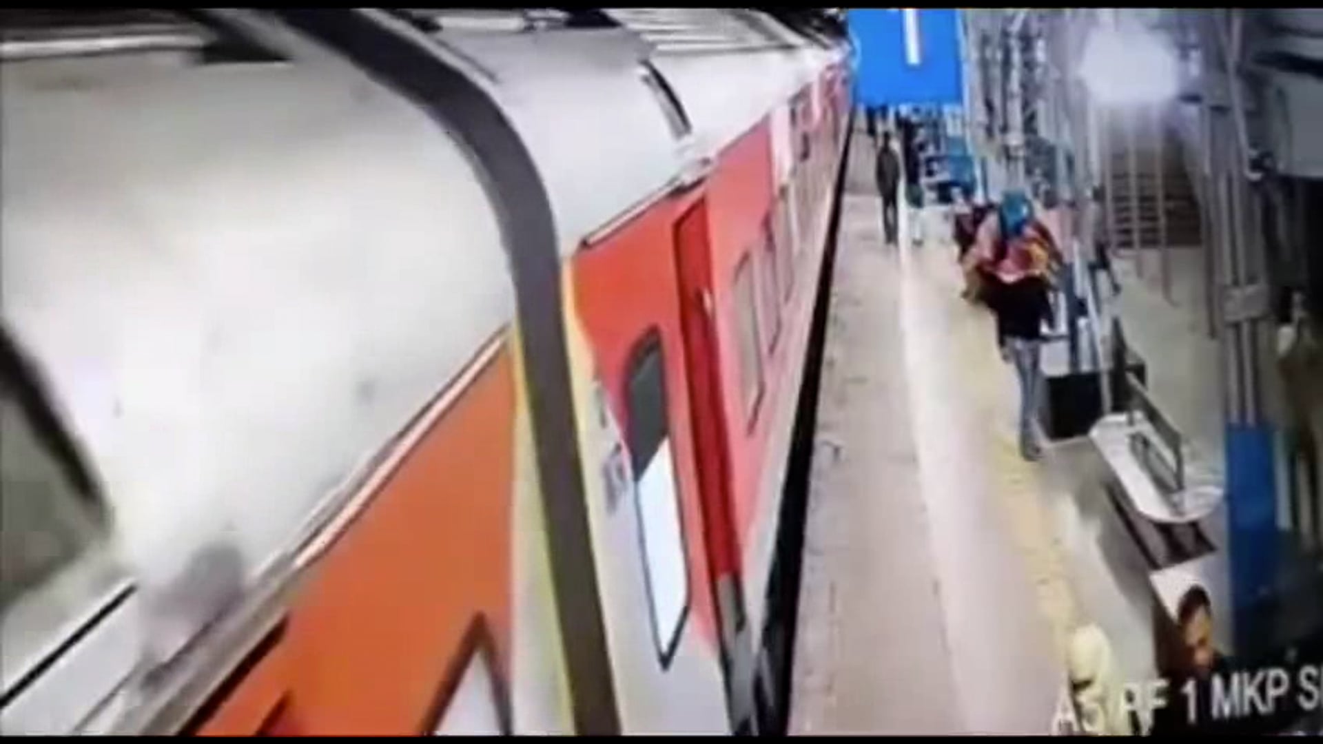 वीरांगना लक्ष्मीबाई झाँसी रेलवे स्टेशन पर जीआरपी जवान ने दिखाई बहादुरी चलती ट्रेन से गिरते दो यात्रियों की बचाई जान ....