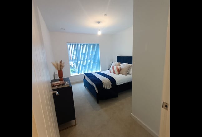 Modern double in lovely 2 bed 2 bath apartment Main Photo