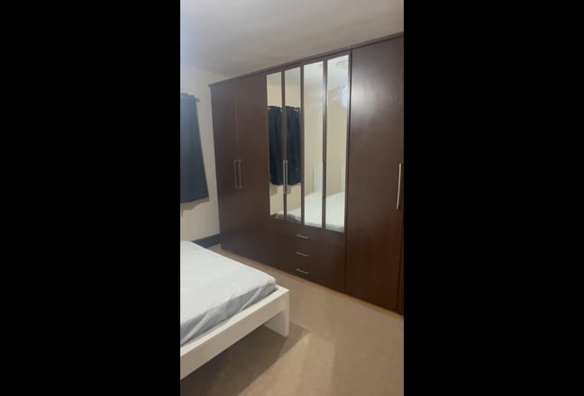 Spacious Double room to rent in RM6 Main Photo