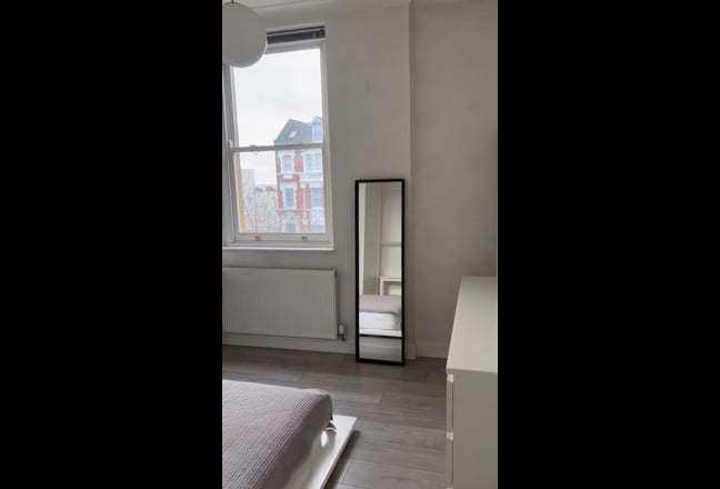 Double bedroom in modern flat  Main Photo