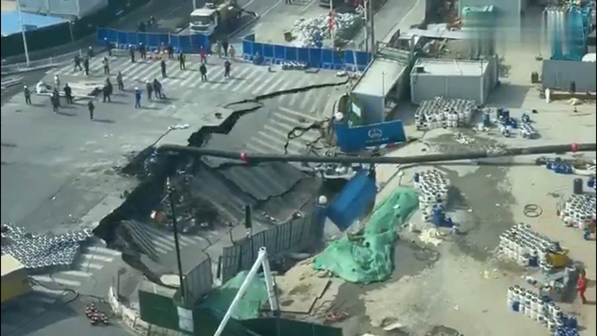 ▶️.....चीन के शंघाई में अचानक सड़क धंस गई, जिसका वीडियो बहुत ही हैरतअंगेज है

आज शंघाई के मिन्हांग जिले में किक्सिन रोड पर सिंकहोल से सड़क धंसी, जो मेट्रो निर्माण से जुड़ा है