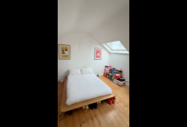 Large Double attic room with ensuite Main Photo