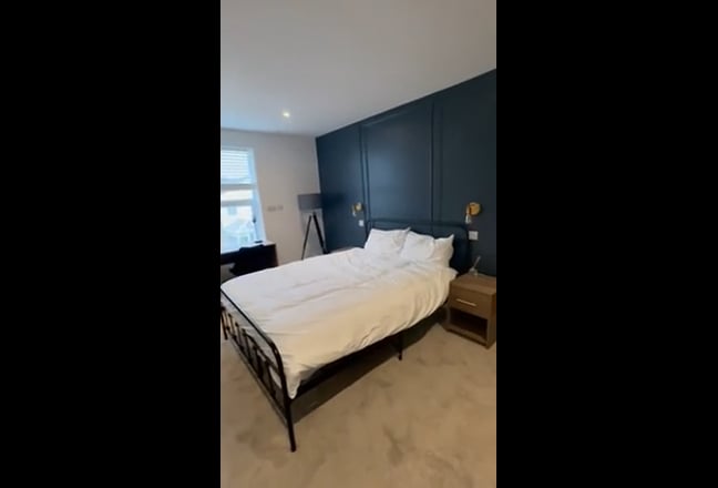 Luxury spacious Kitchenette/Ensuite room!  Main Photo