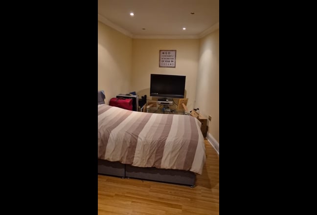 Large double rm, with ensuite Main Photo