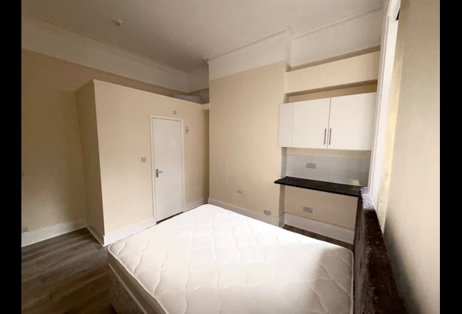 Large Studio with Private Garden. Highgate/Archway Main Photo