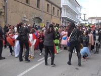 Uns 500 alumnes de l'Empúries participen en la rua escolar de carnaval