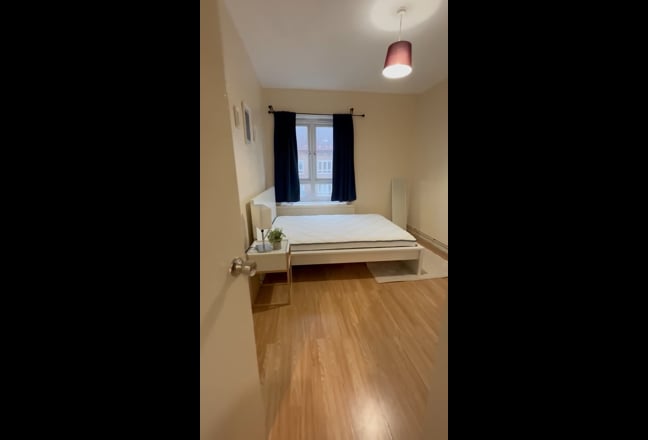 Stunning Room! Just Refurbed! 5 Mins from Stat!! Main Photo