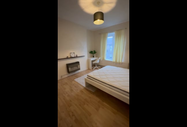 Huge Double Room! Refurbed & 5 Mins from Stat!  Main Photo