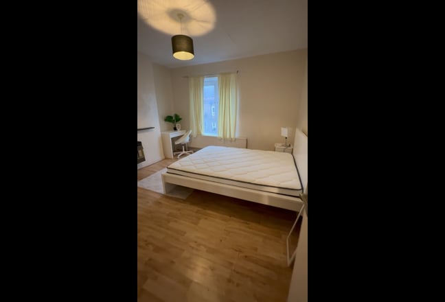 New Refurbed King Bed! W Fire Place! 5 Min from St Main Photo