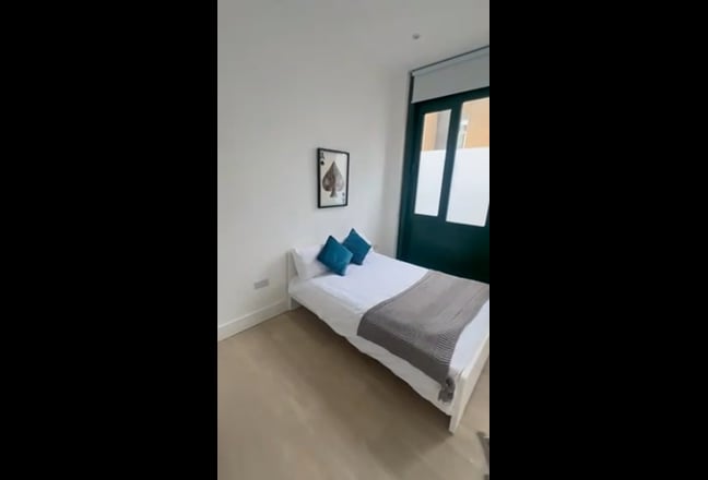 🚇 Ultra-Modern Rooms | 30 Seconds to Crossharbour Main Photo