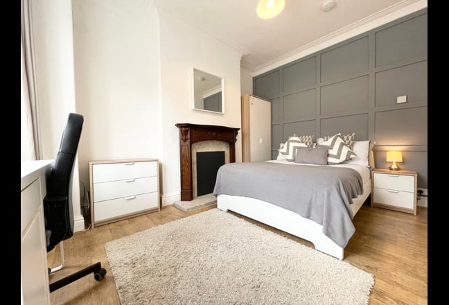 Double Bedroom • Home Office • Near Media City   Main Photo