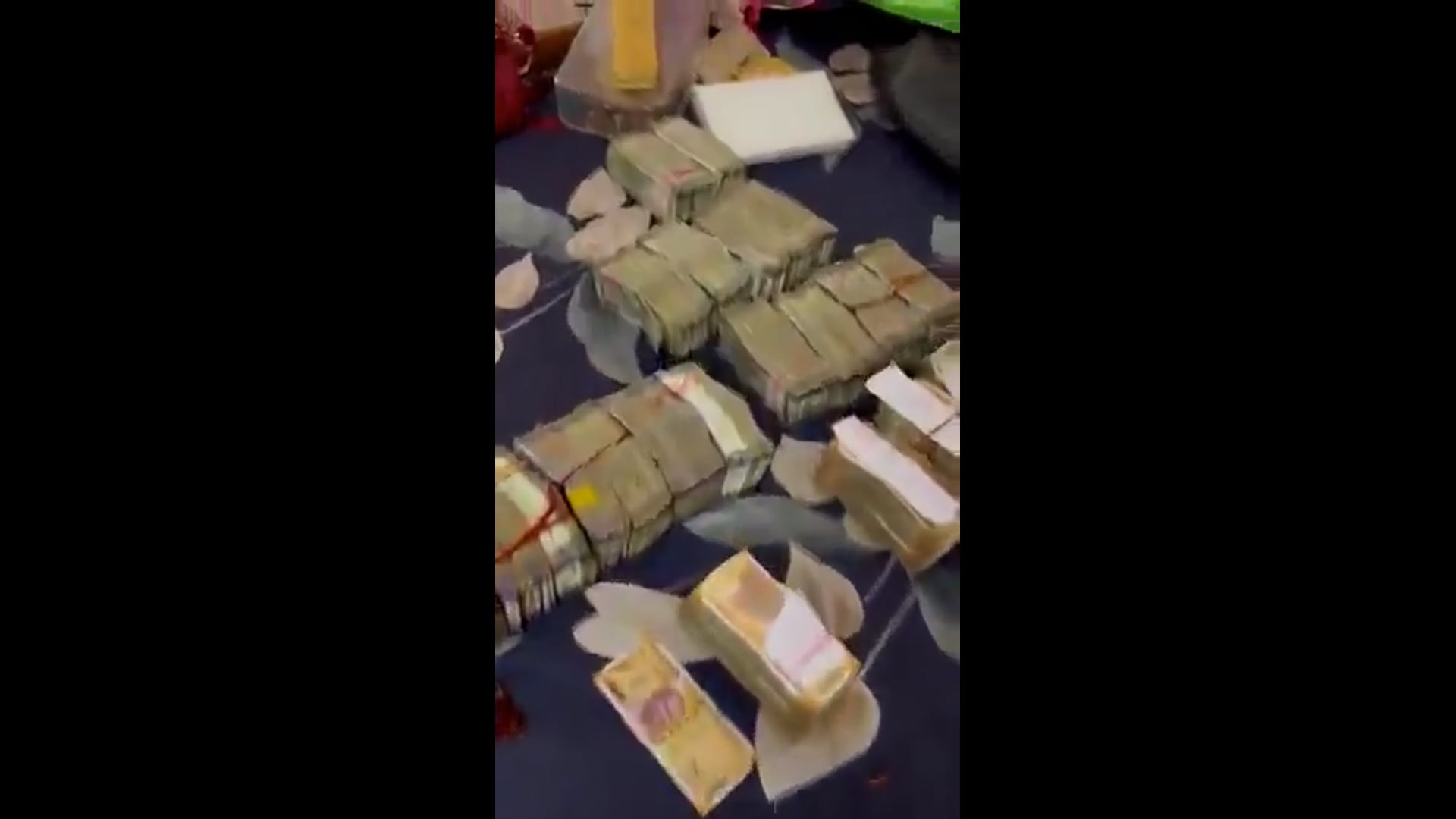 🔴...राजस्थान में पंचायती राज विभाग में कार्यरत एक अदने से बाबू के यहां यह सब मिला है._*
76 लाख रूपये कैश 
1 किलो सोना, 2 किलो चांदी
4 आलीशान बंगले
 महंगी महँगी गाड़ियों का कलेक्शन  
17 हेक्टेयर (100 बीघा से ज्यादा) जमीन
अभी तक आय से 938 प्रतिशत अधिक संपत्ति के तथ्य सामने आए हैं, और अभी कार्रवाई जारी है…