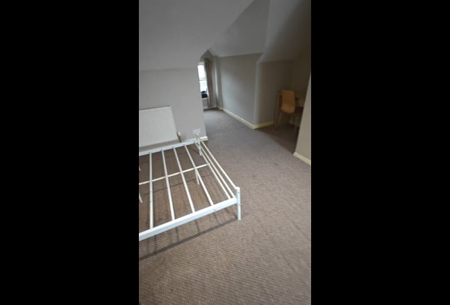Large En-Suite Attic Room – All Bills Included – N Main Photo