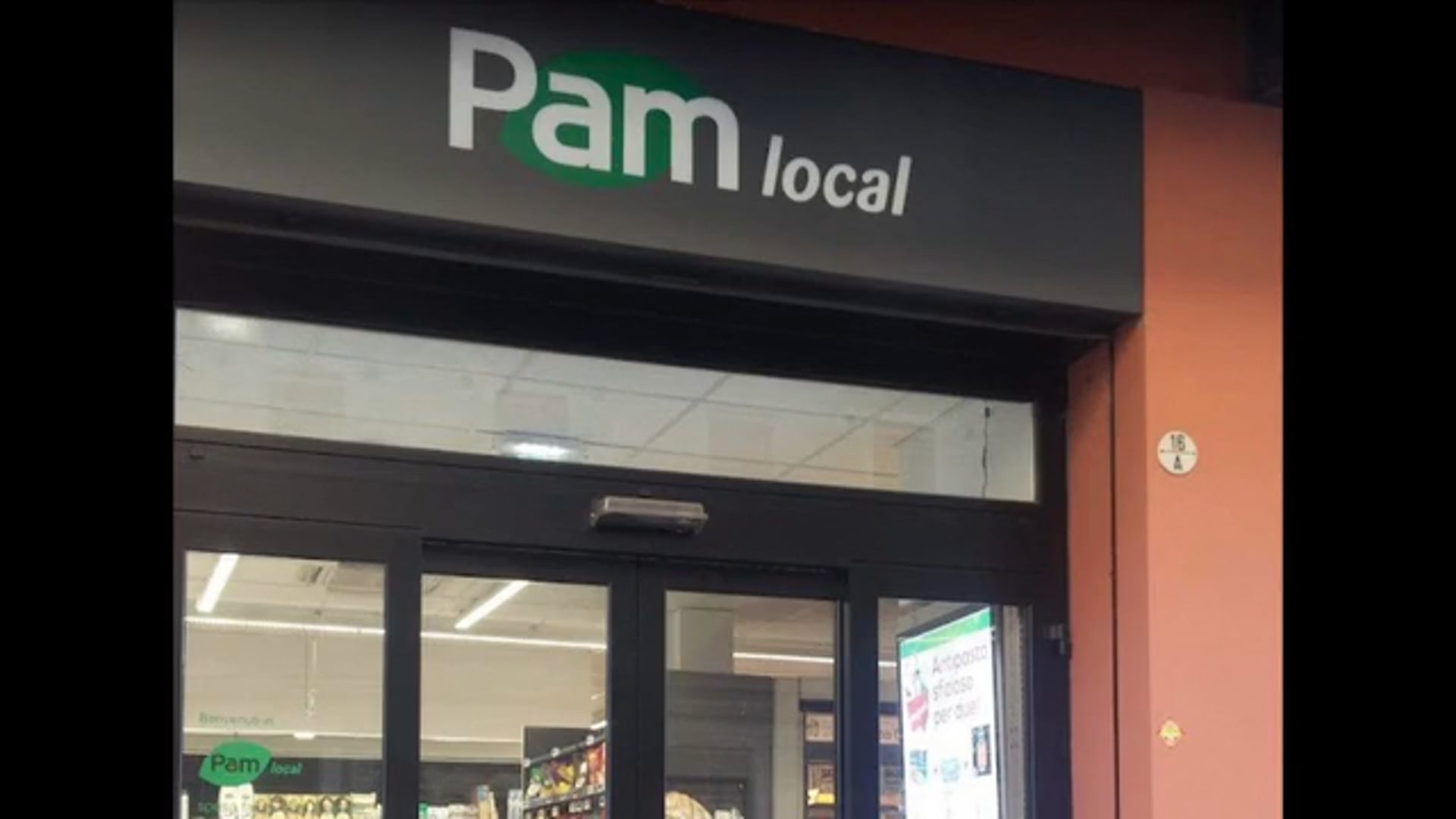 Ruba in un supermercato, sottrae le offerte a un musicista di strada in via Rizzoli  e aggredisce gli agenti di polizia