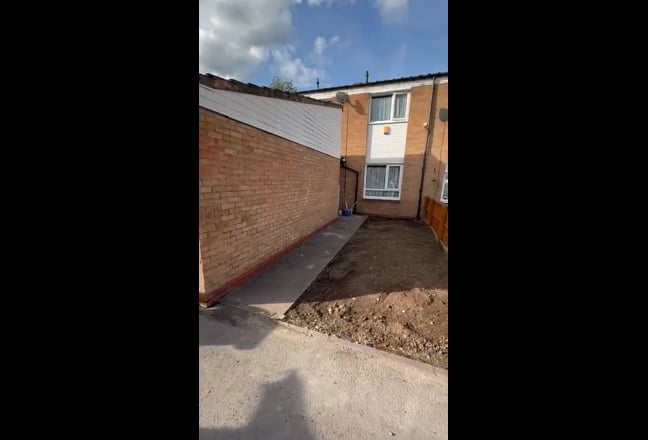 Spacious Double Rooms with Driveway & Garage Main Photo