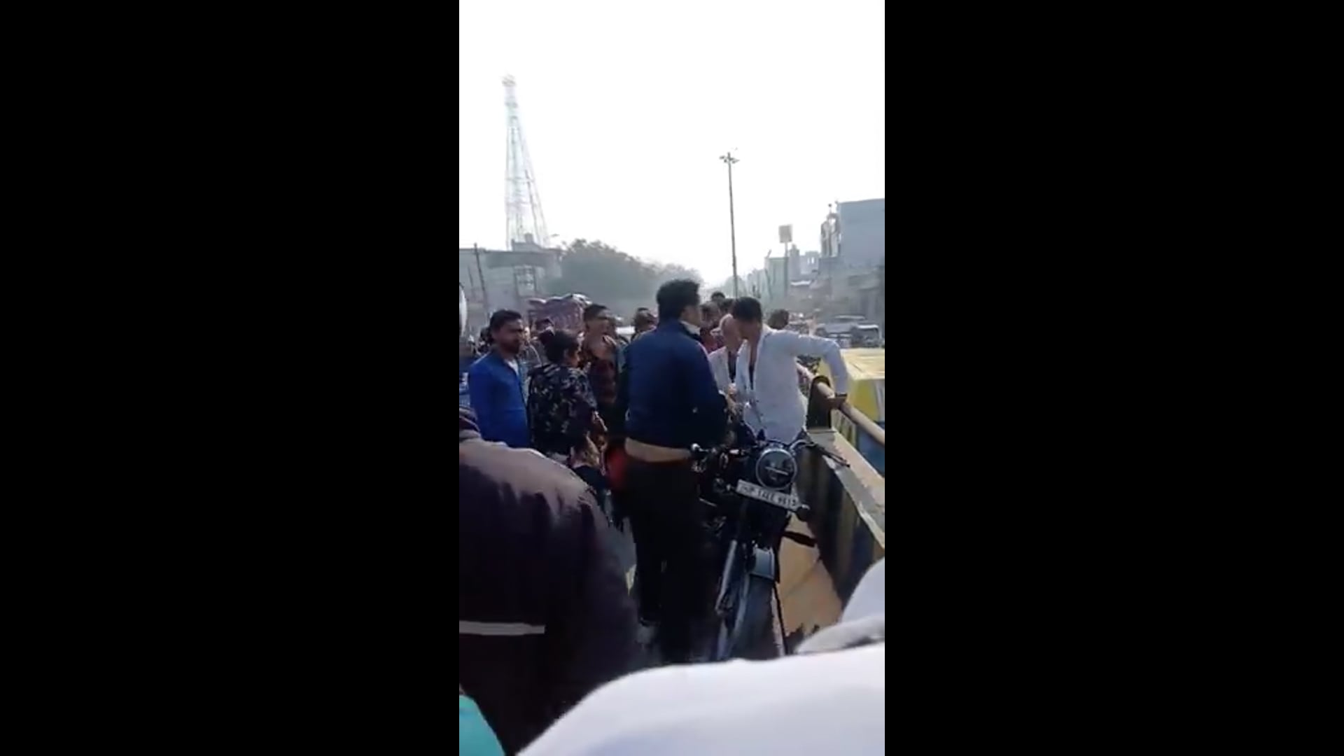 हापुड़ में वैलेंटाइन डे के मौके पर हाईवोल्टेज ड्रामा देखने को मिला

बताया जा रहा है कि एक व्यक्ति ने अपनी पत्नी को कथित प्रेमी के साथ पकड़ लिया, जिसके बाद बीच सड़क पर मारपीट और हंगामा हो गया

घटना का वीडियो सोशल मीडिया पर वायरल हो रहा है