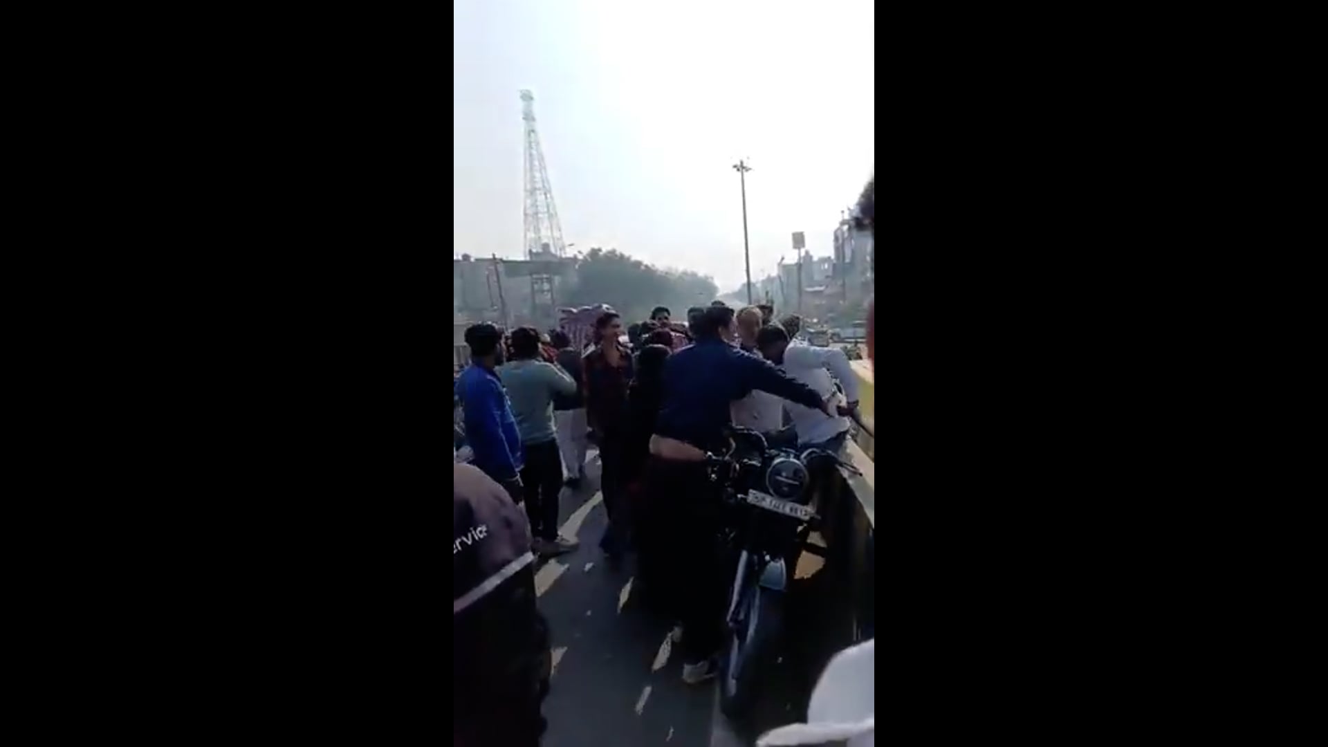 ▶️......हापुड़ में वैलेंटाइन डे के मौके पर हाईवोल्टेज ड्रामा देखने को मिला
बताया जा रहा है कि एक व्यक्ति ने अपनी पत्नी को कथित प्रेमी के साथ पकड़ लिया, जिसके बाद बीच सड़क पर मारपीट और हंगामा हो गया
घटना का वीडियो सोशल मीडिया पर वायरल हो रहा है