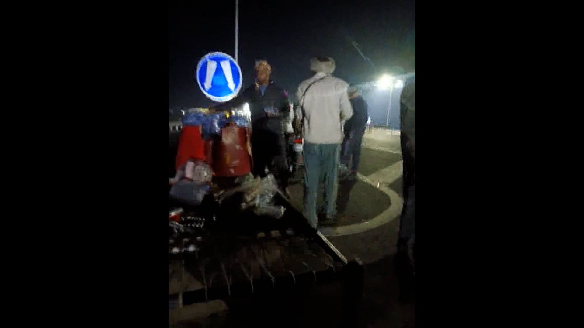 गांव रति के नगला के ग्रामीण कांवरियों की सेवा करते हुए बरेली हाईवे पर 