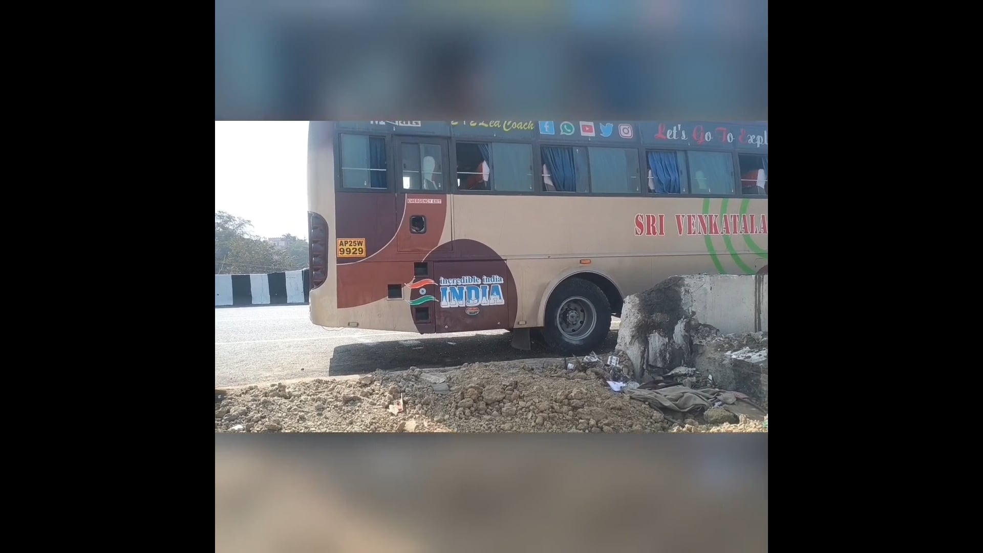  ଦିଭାଇ ଡର କୁ ପିଟିଲା ତୀର୍ଥଯାତ୍ରୀ ବସ୍।୨୫ ଆହତ ଡ୍ରାଇଭର ମୃତ।ସମସ୍ତ ଆନ୍ଧ୍ରପ୍ରଦେଶ ଯାତ୍ରୀ ପୁରୀ ବୁଲିବାକୁ ଯାଉଥିଲେ ।